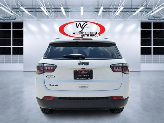 New 2026 Bright White Clear-Coat Exterior Paint Jeep Latitude image 4