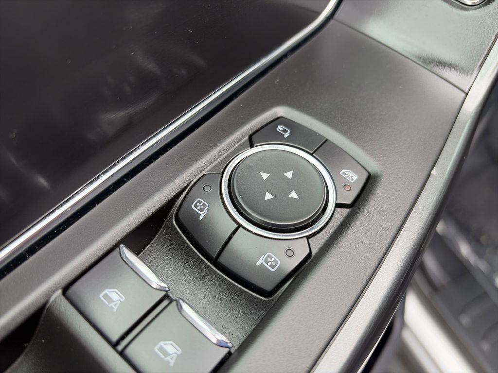 Used 2022 Silver Ford Lariat image 19