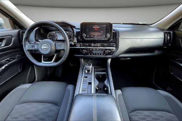 Used 2022 Silver Nissan SV image 9