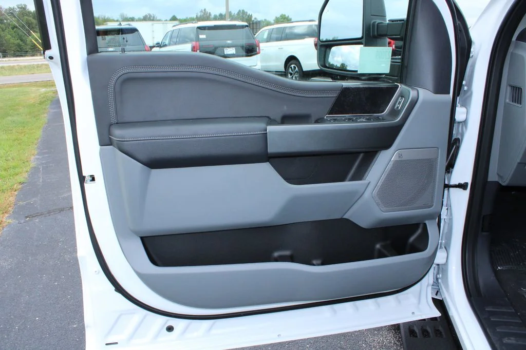 New 2027 Oxford White Ford F-350® XLT image 43
