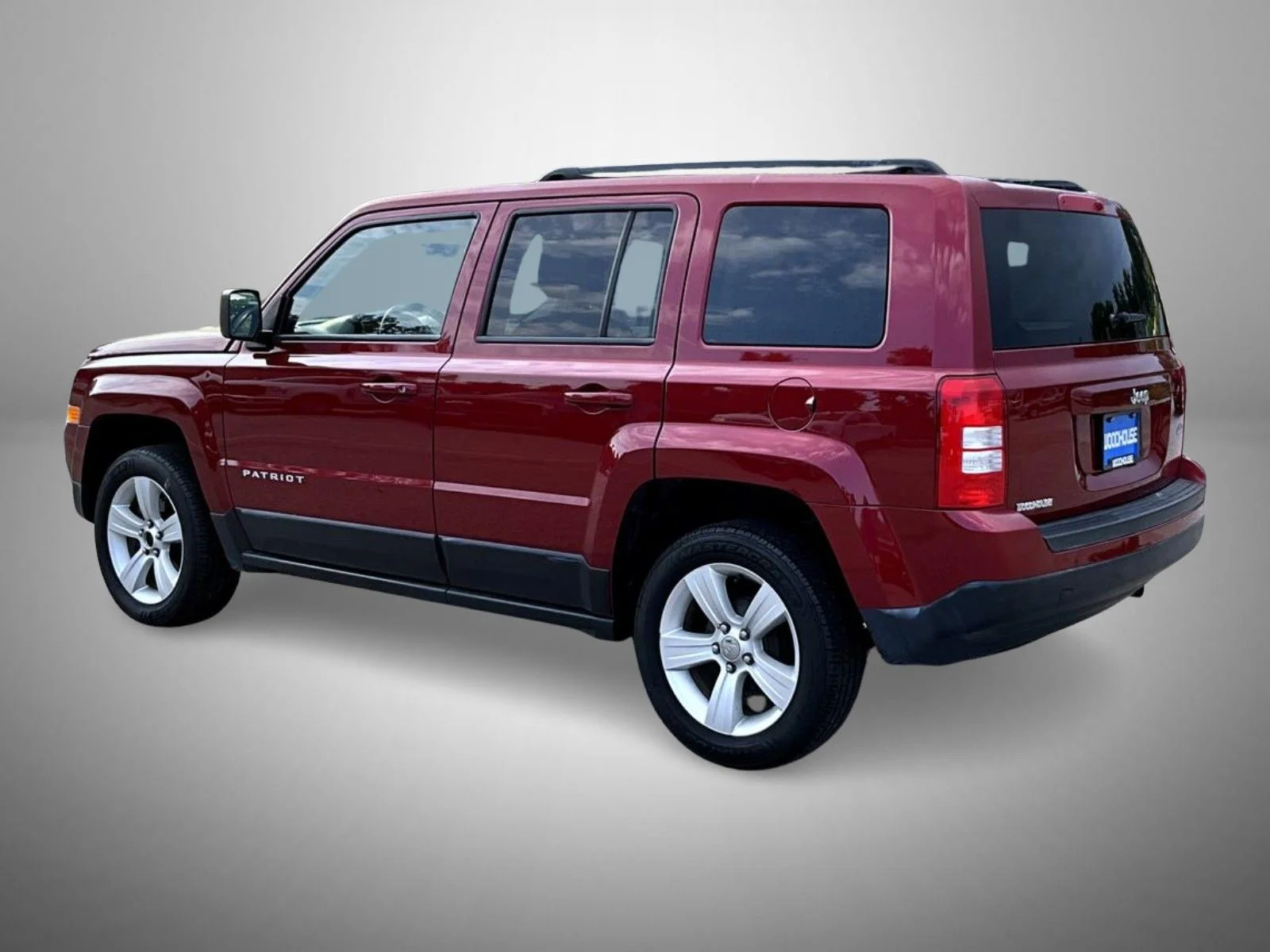 Used 2017 Red Jeep Latitude image 7