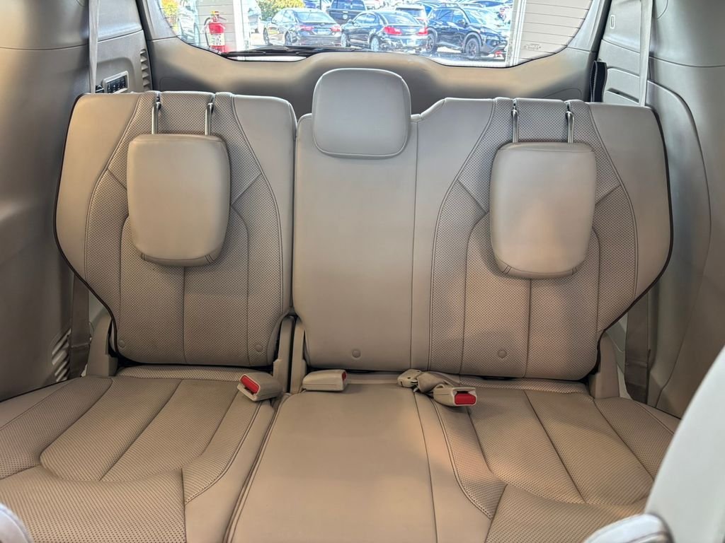 Used 2017 Silver Chrysler Limited image 28