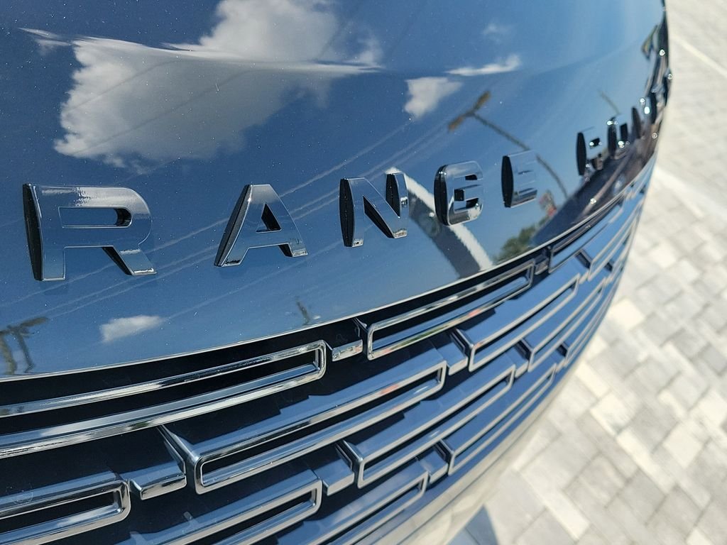 New 2026 Santorini Black Land Rover Dynamic SE image 9