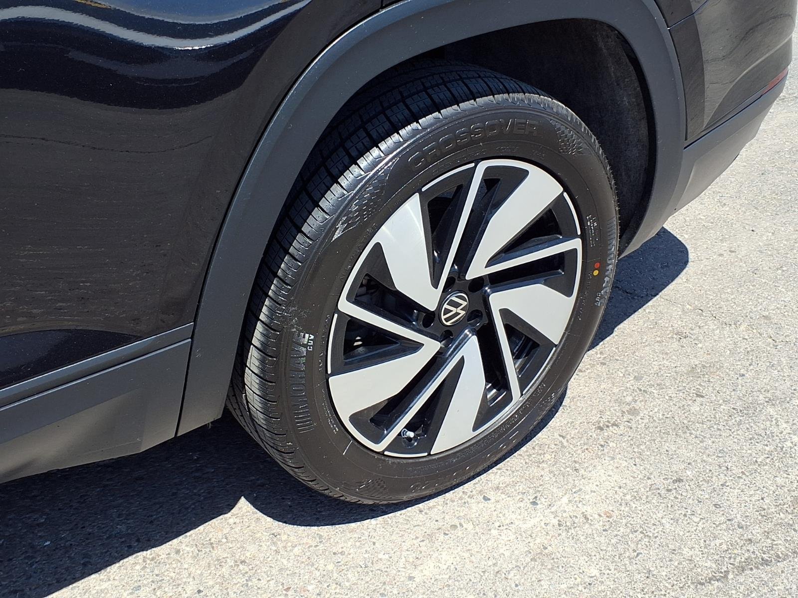 Certified Used 2025  Volkswagen SE image 28