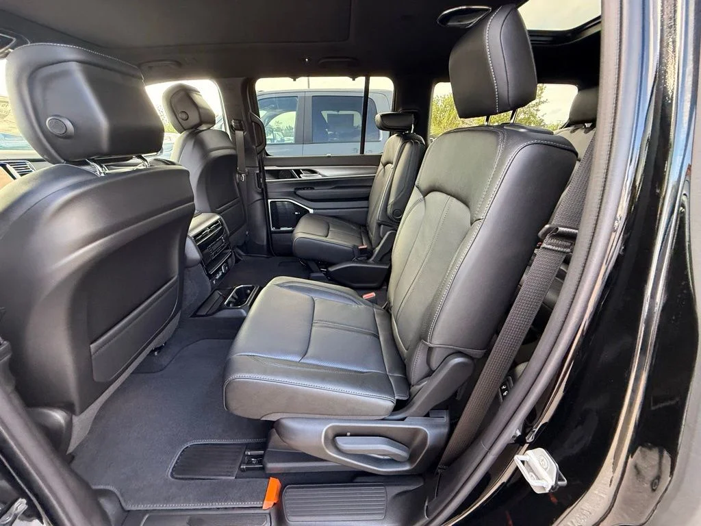 New 2026 High Gloss Black Exterior Paint Jeep Limited Reserve image 24