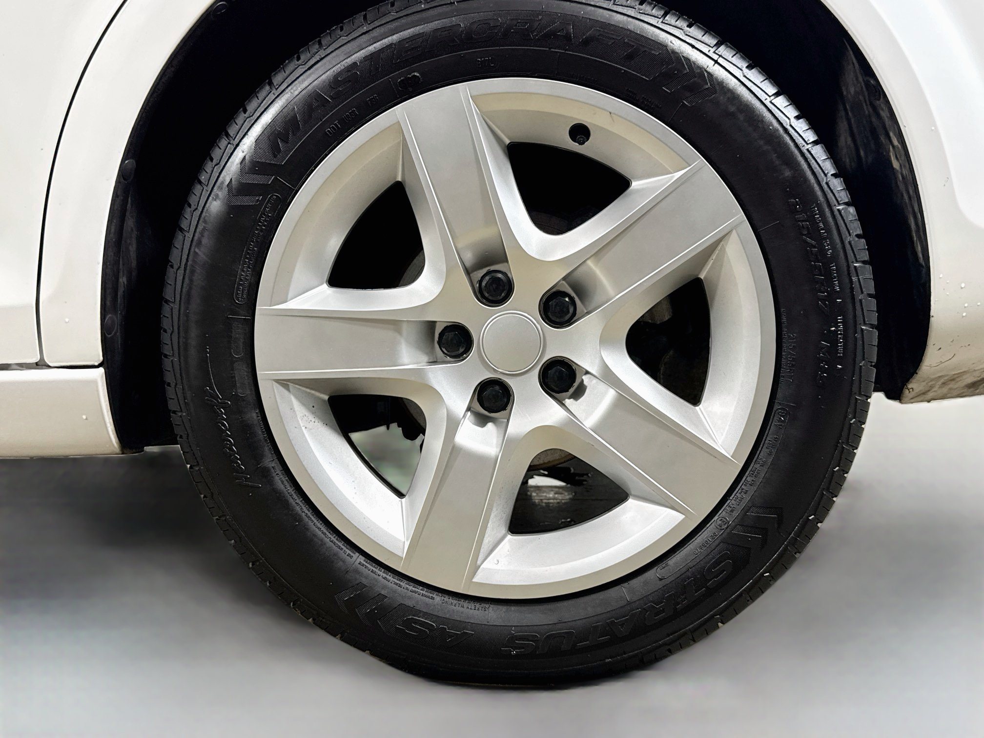 Used 2009 Polar White Saturn XE image 9