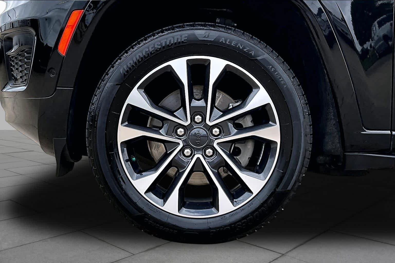 Used 2021 Diamond Black Crystal Pearlcoat Jeep Overland image 20