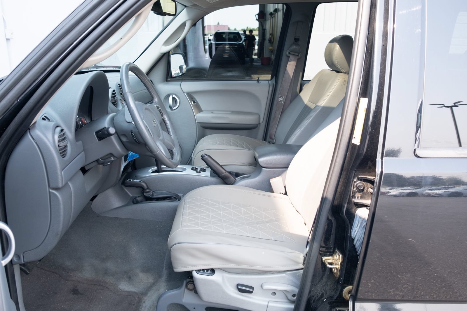 Used 2006 Black Jeep Limited image 3
