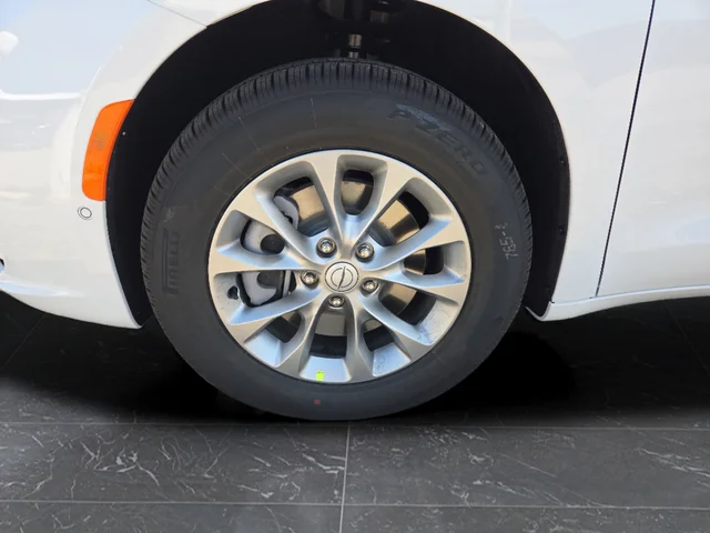 New 2026 Bright White Clear-Coat Exterior Paint Chrysler Select image 37