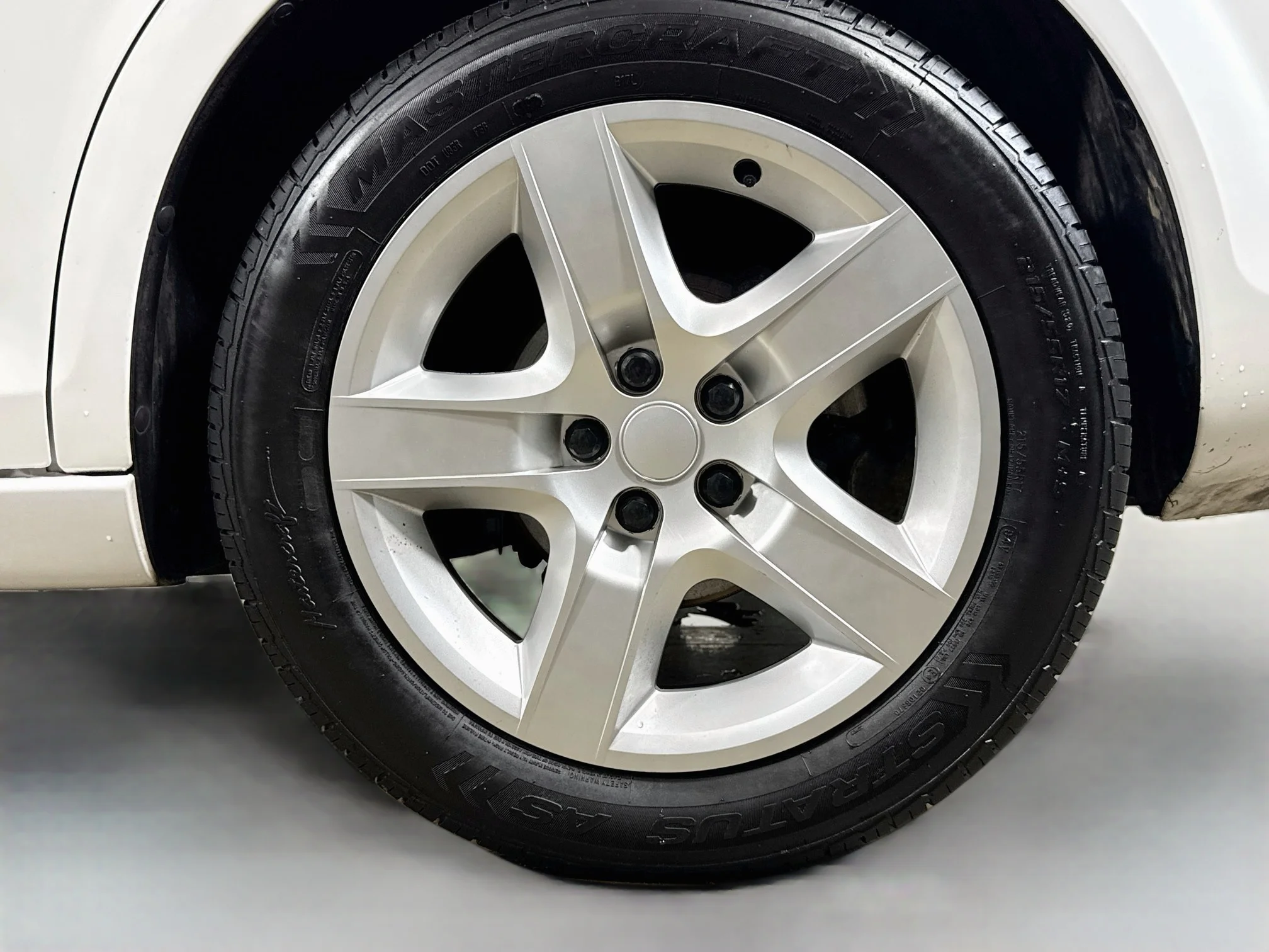 Used 2009 Polar White Saturn XE image 9