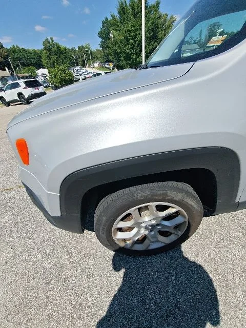 Used 2017 Silver Jeep Latitude image 18