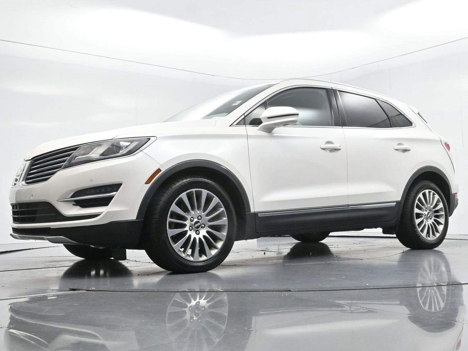 Used 2015 White Platinum Metallic Tri-Coat Lincoln FWD 4dr image 42