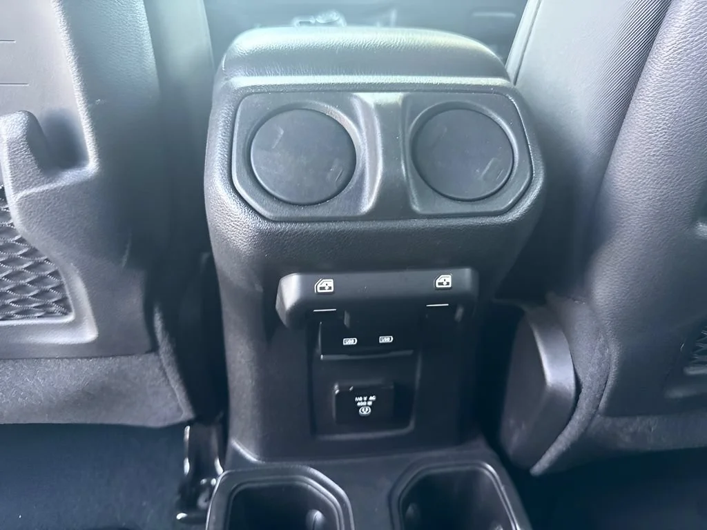 Used 2023  Jeep Mojave image 12