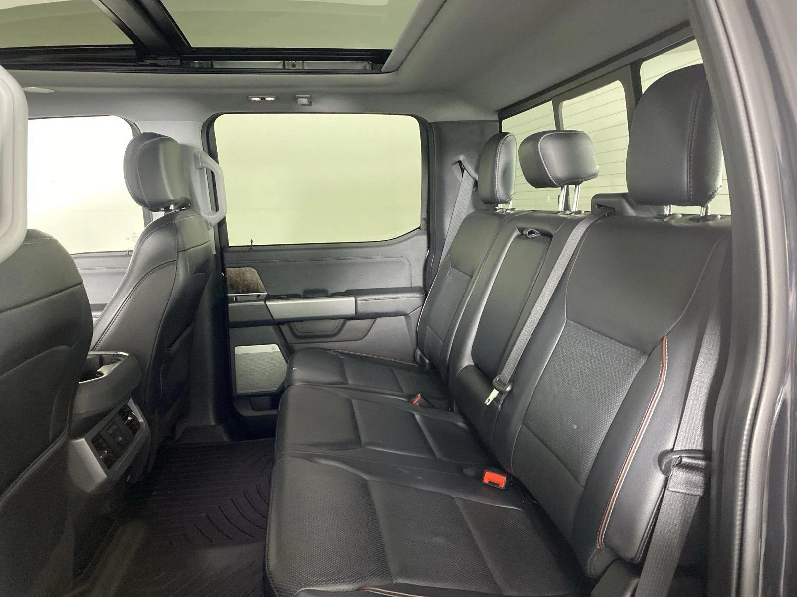 Used 2024  Ford LARIAT image 30