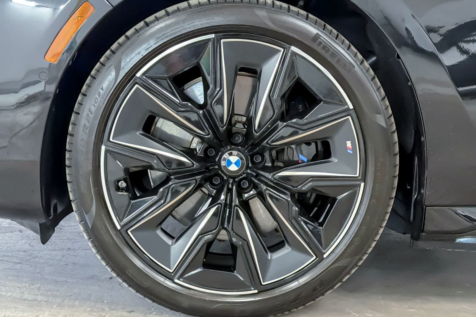 Used 2025 Black Sapphire Metallic BMW xDrive60 image 26
