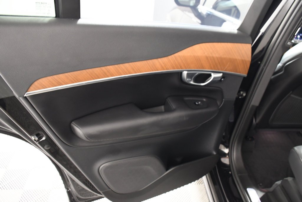 Used 2023 Onyx Black Metallic Volvo B6 Plus 7-Seater image 25