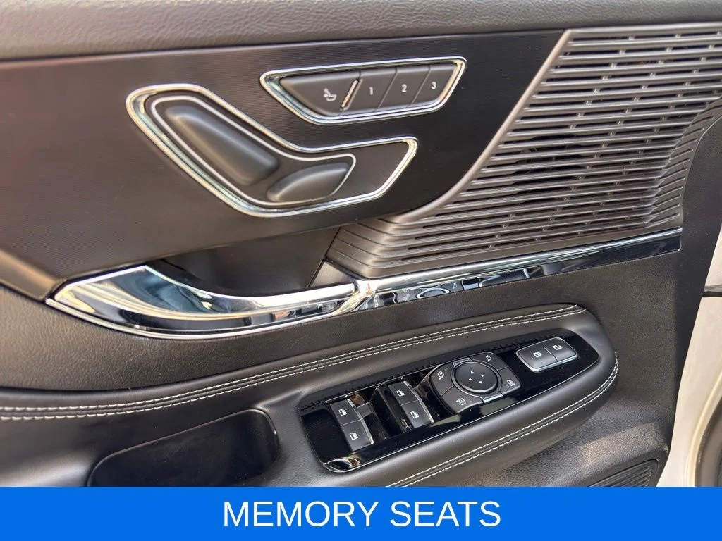 Used 2020 Silver Lincoln Standard image 4