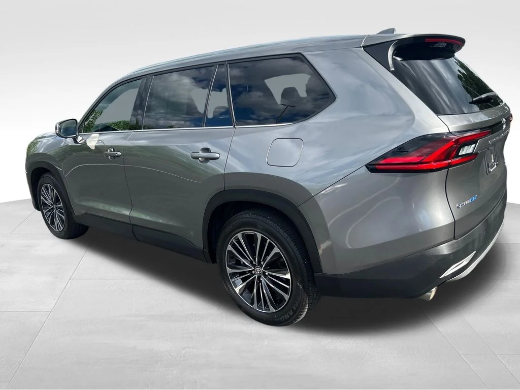 Certified Used 2025  Toyota MAX Platinum image 3