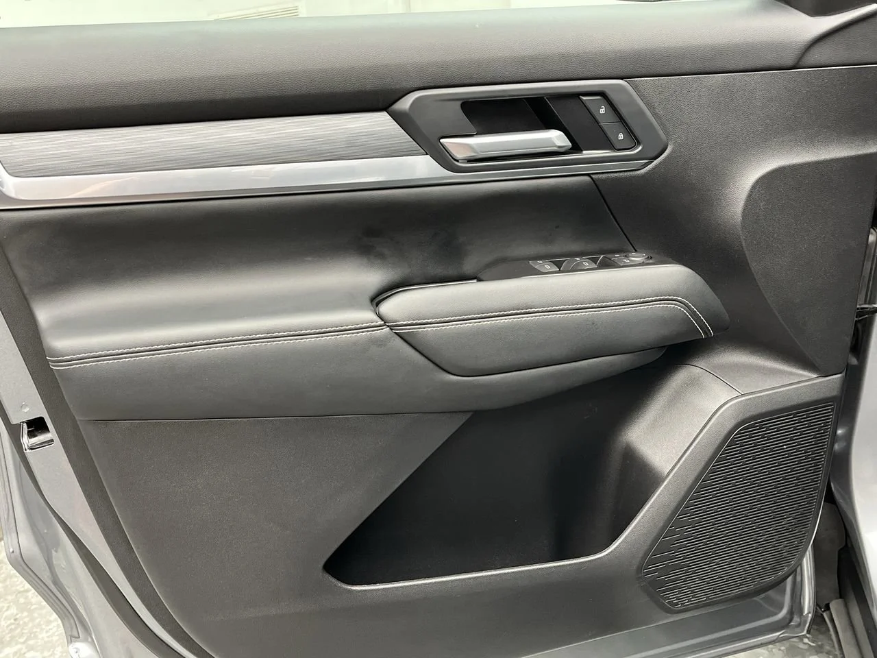 Used 2025 Sterling Metallic GMC Elevation image 7