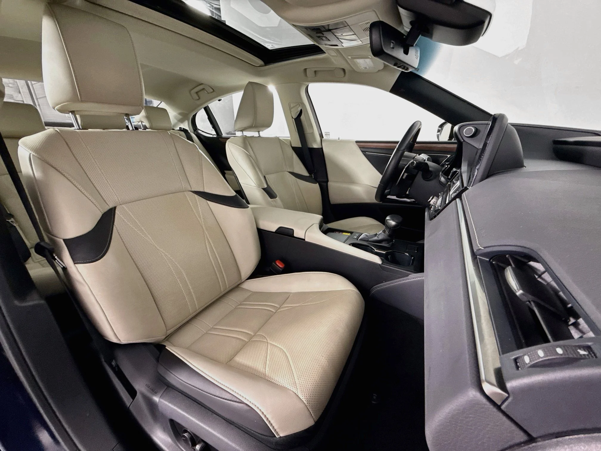 Certified Used 2025 Mica Lexus 300h Ultra Luxury image 27