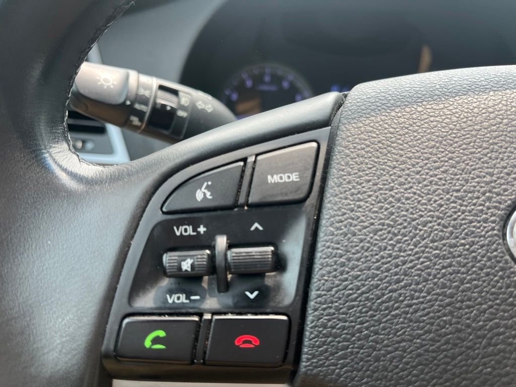 Used 2017 Black Hyundai SE Plus image 13