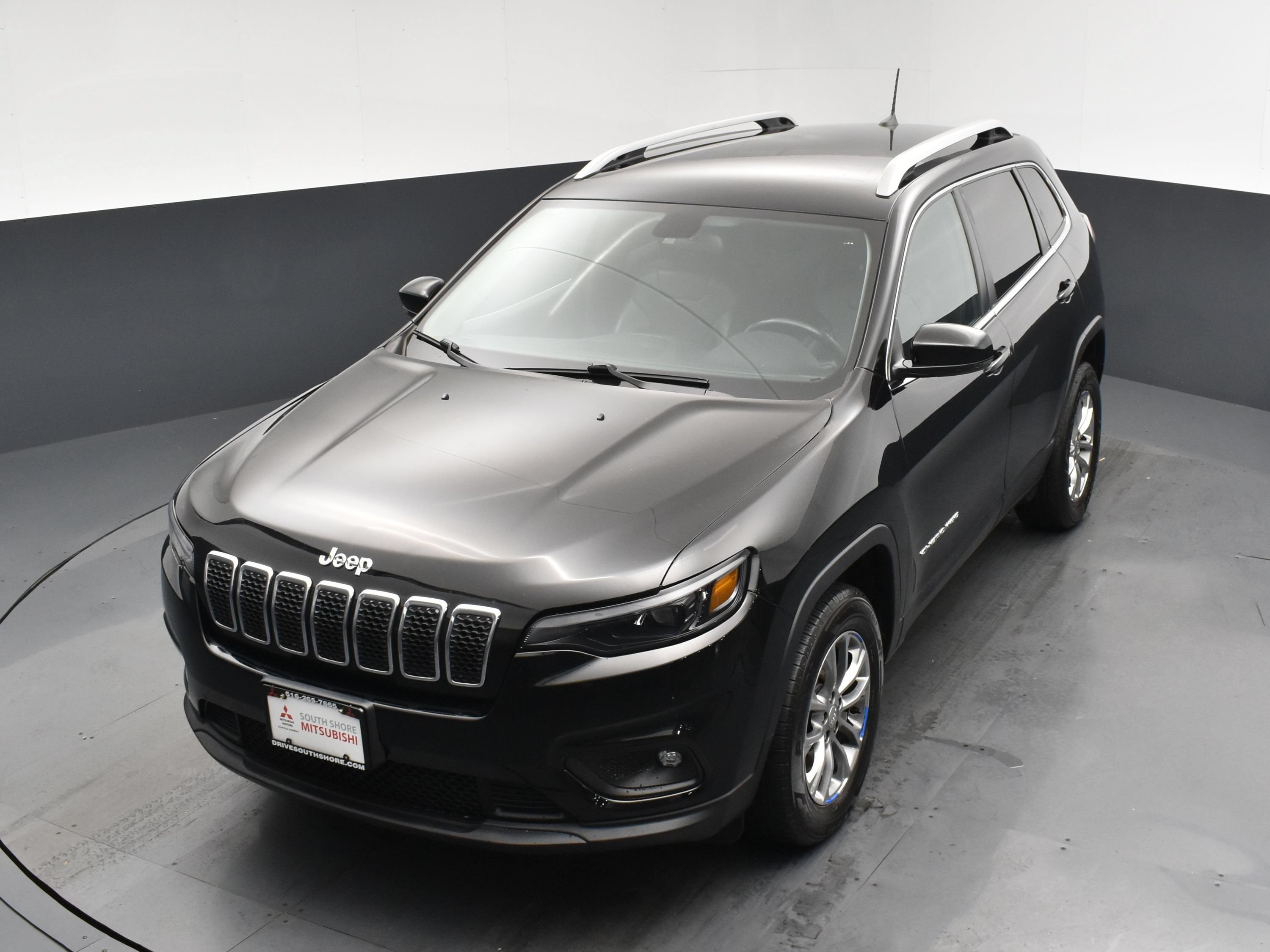 Used 2019 Diamond Black Crystal Pearlcoat Jeep Latitude Plus image 18