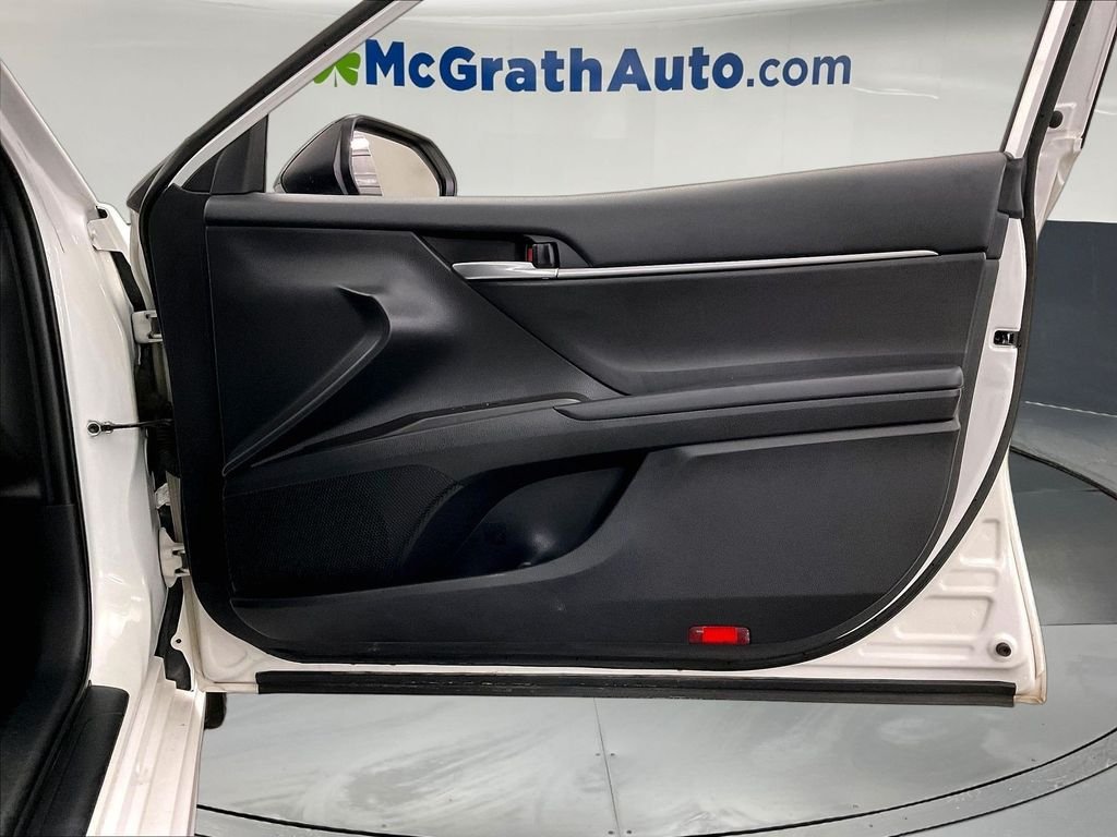 Used 2021 White Toyota SE Nightshade image 28