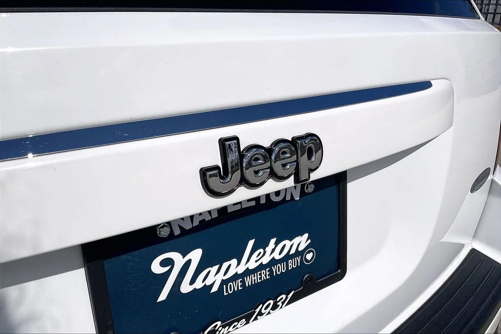 Used 2016 White Jeep Latitude image 28