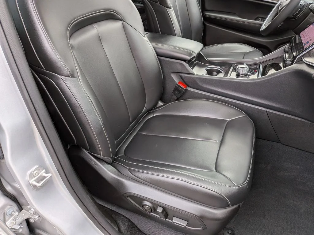 Used 2025 Silver Jeep Limited image 31