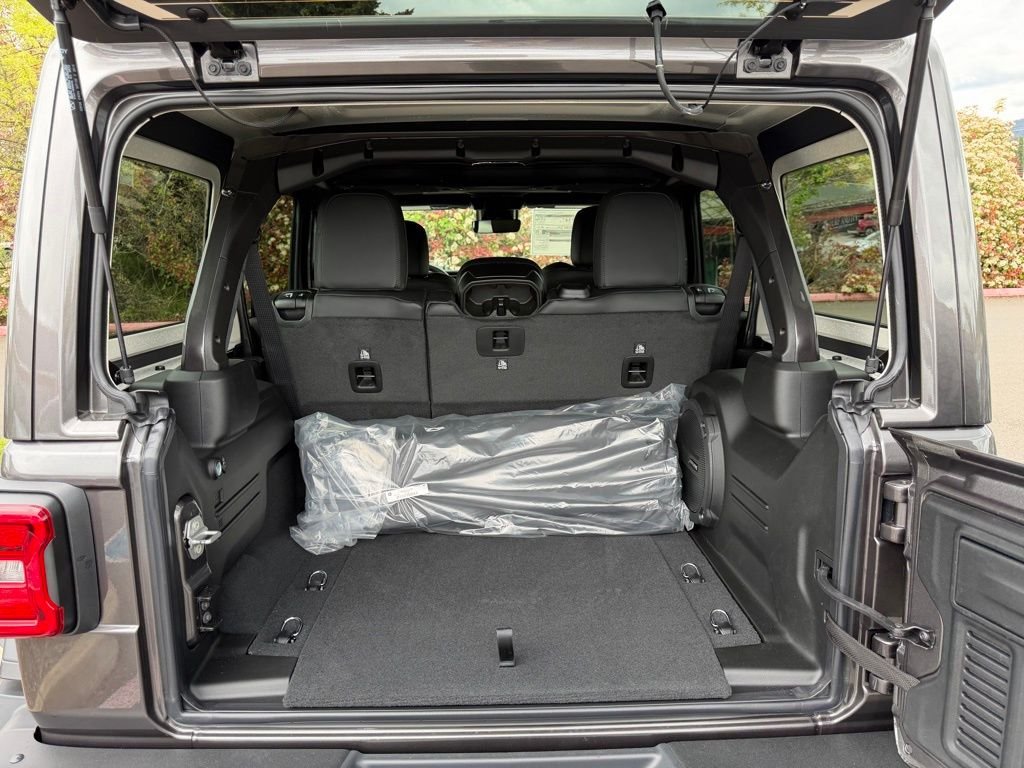 New 2026 Granite Crystal Metallic Clear-Coat Exterior Paint Jeep Moab 392 image 11