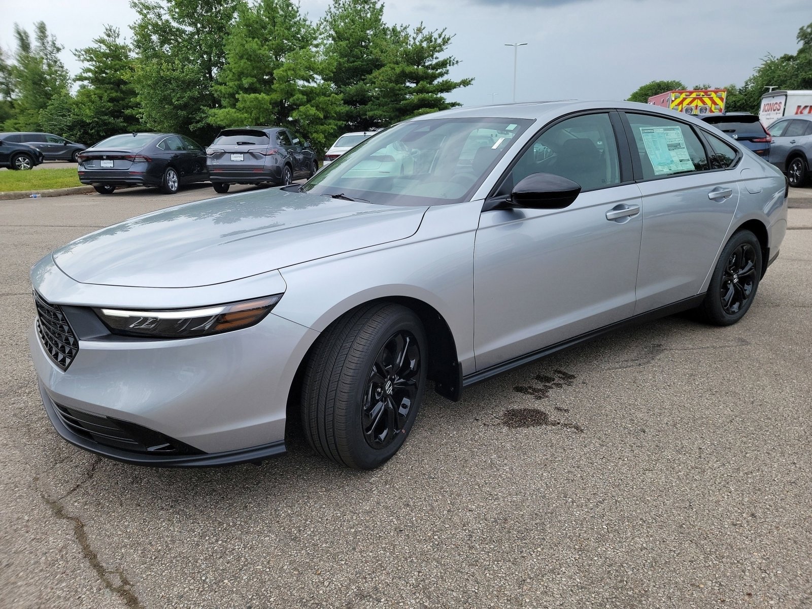 Used 2025 Silver Honda SE image 3