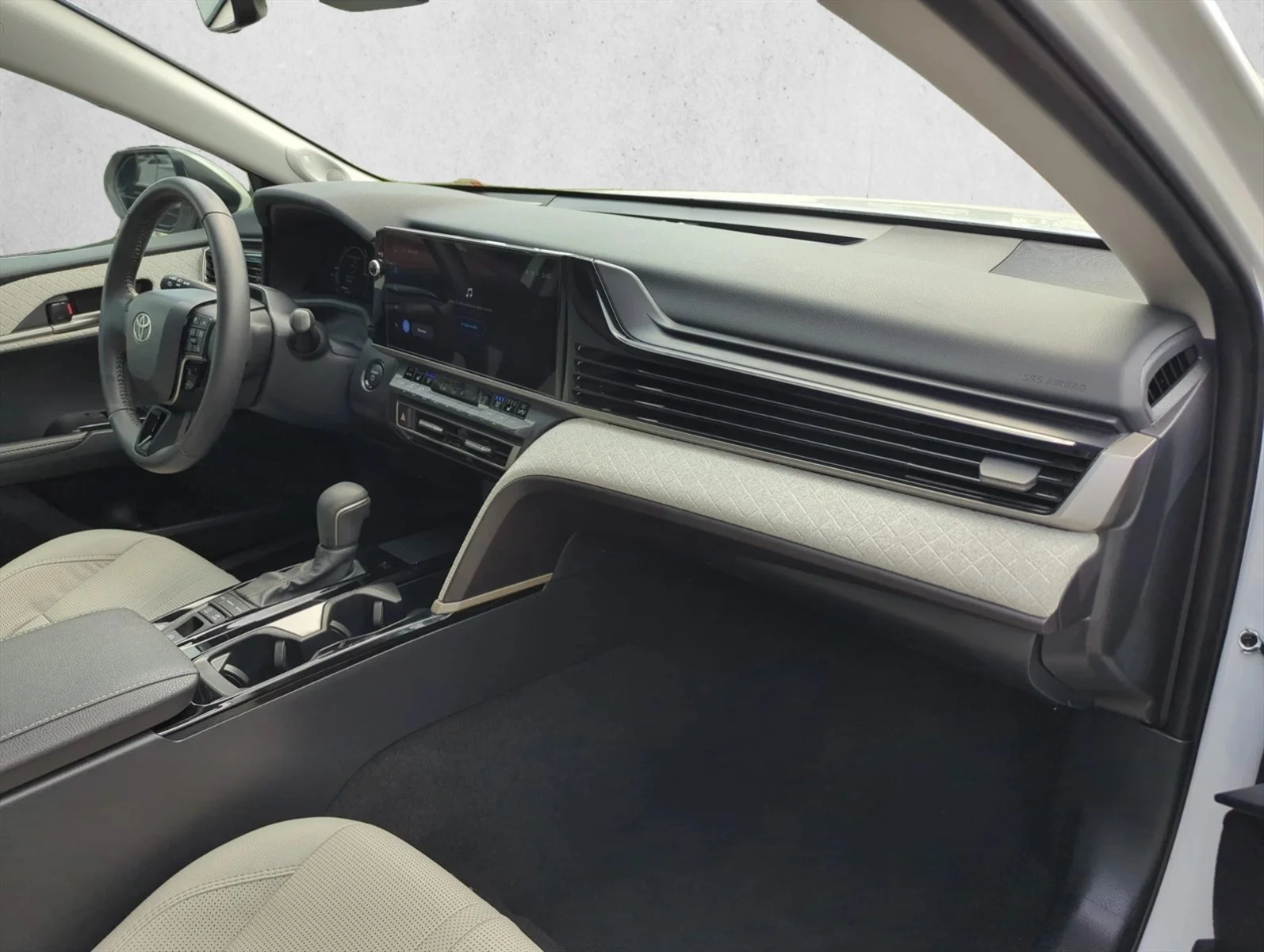 Used 2025 Wind Chill Pearl Toyota XLE image 27