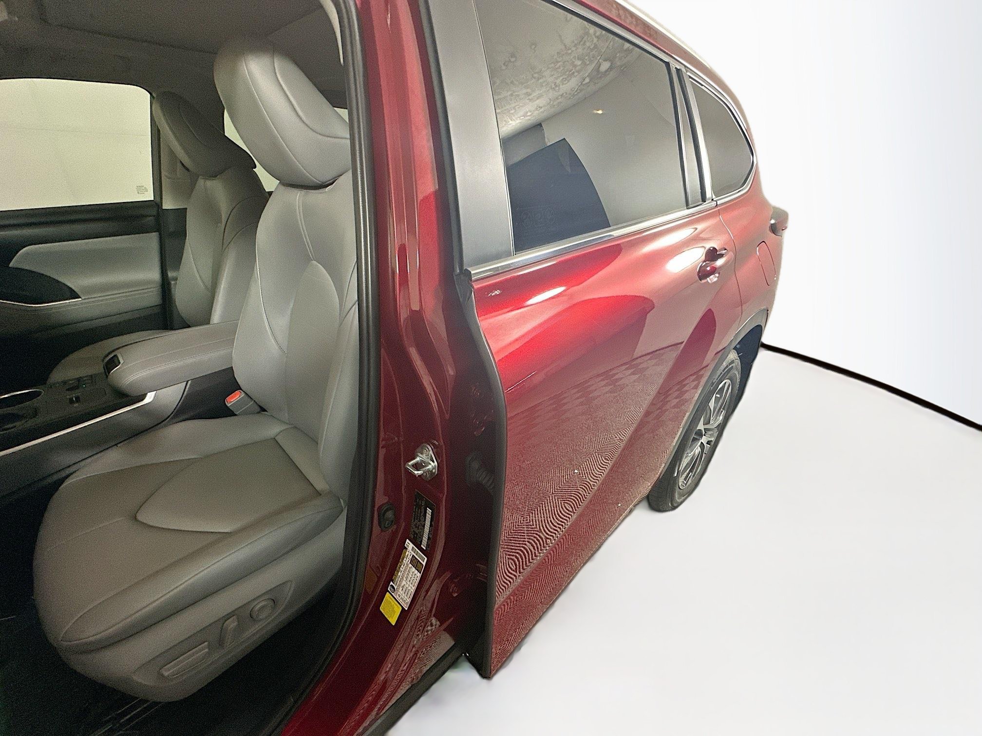 Used 2025 Pearl Toyota Hybrid XLE image 12