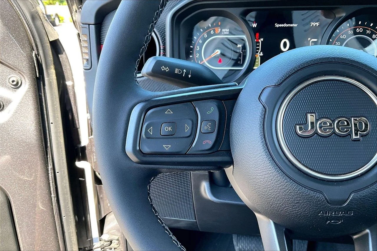 New 2026 Granite Crystal Metallic Clear-Coat Exterior Paint Jeep Rubicon X image 28