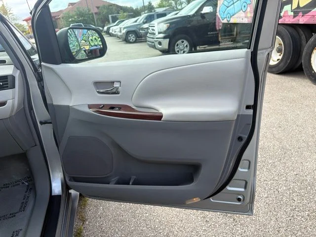 Used 2011 Silver Toyota XLE image 33