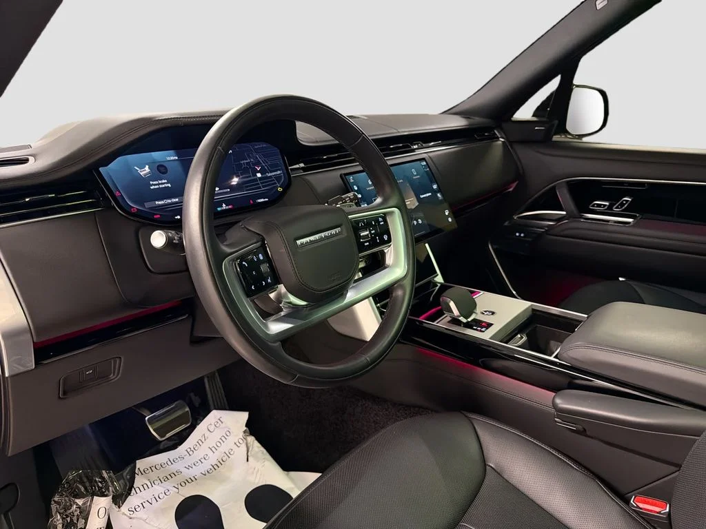 Used 2025  Land Rover SE image 4