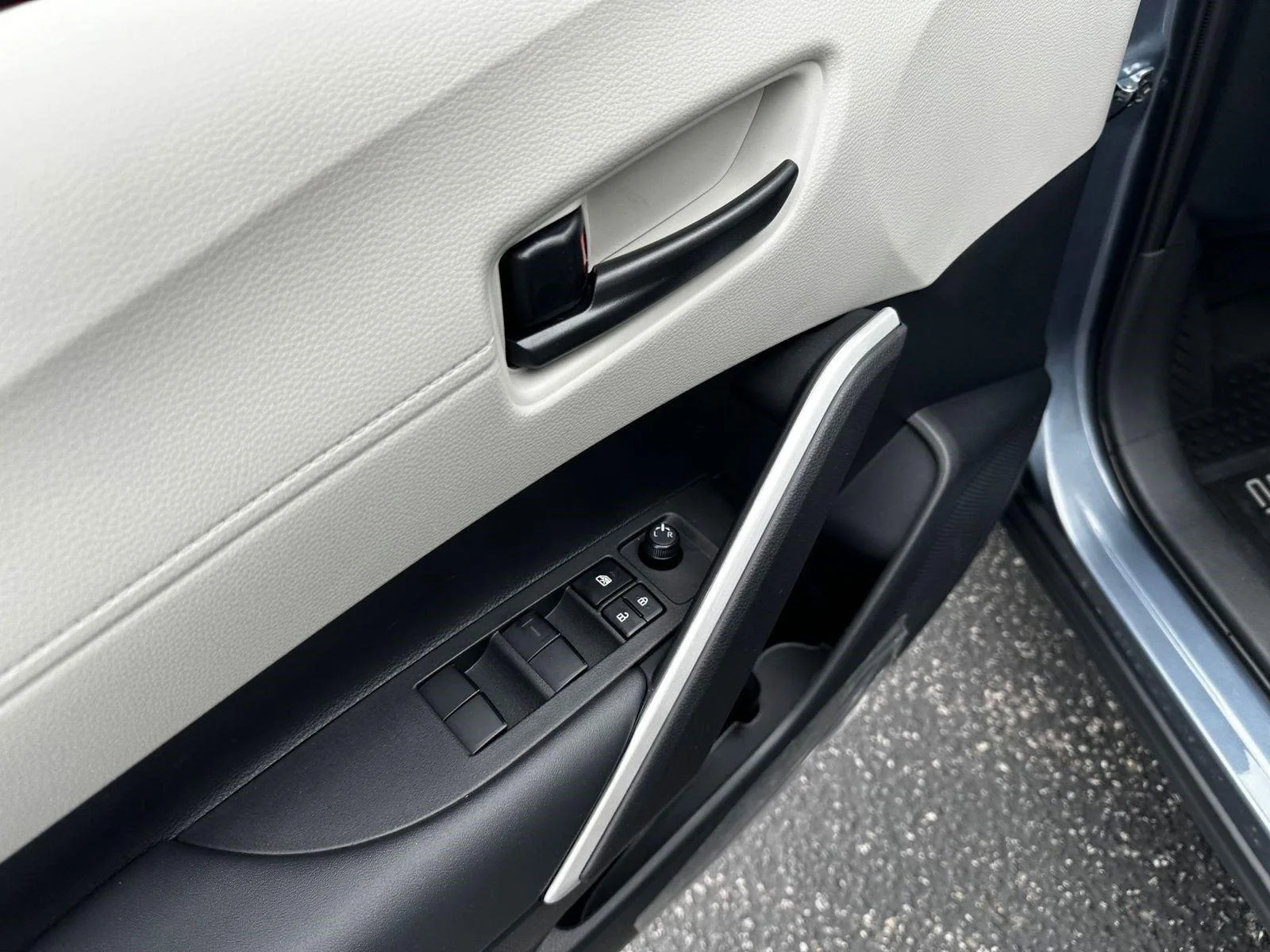 2025 Toyota Corolla Cross L - Photo 12