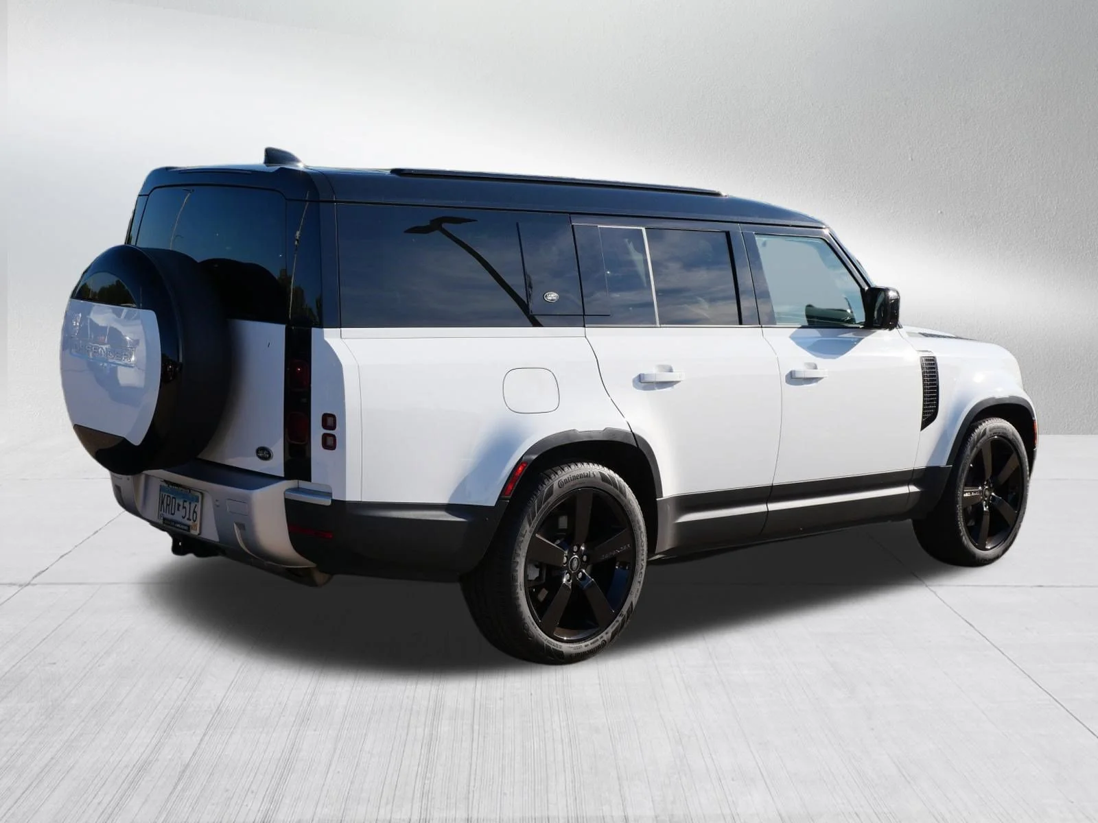 Used 2023 Fuji White Land Rover SE image 7