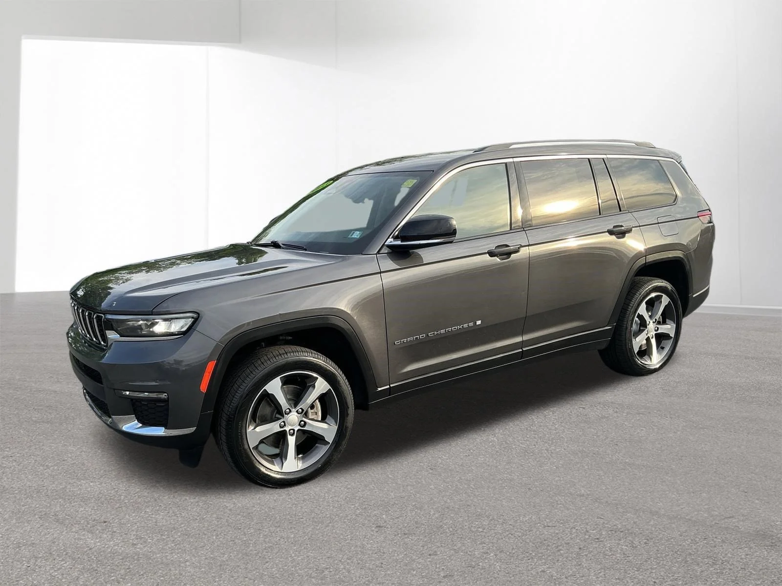 Used 2023 Grey Jeep Limited image 7