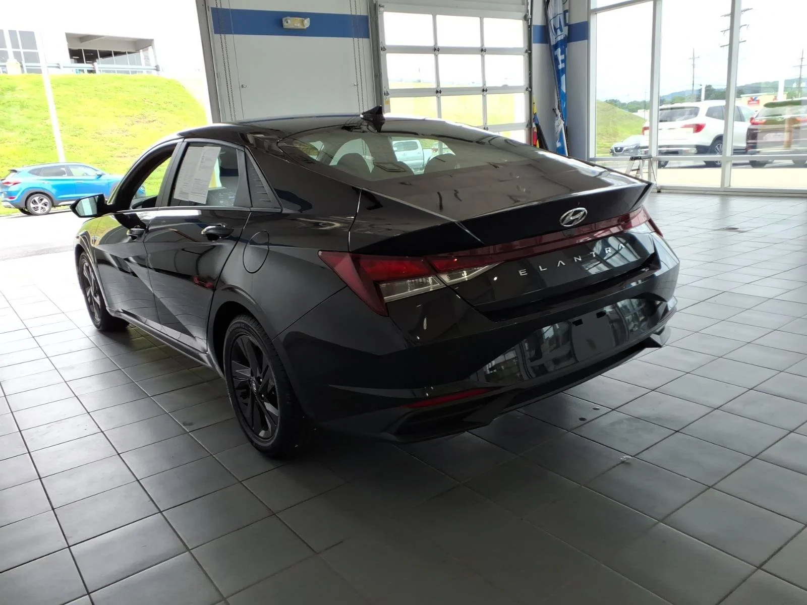 Used 2023 Phantom Black Hyundai SEL image 7