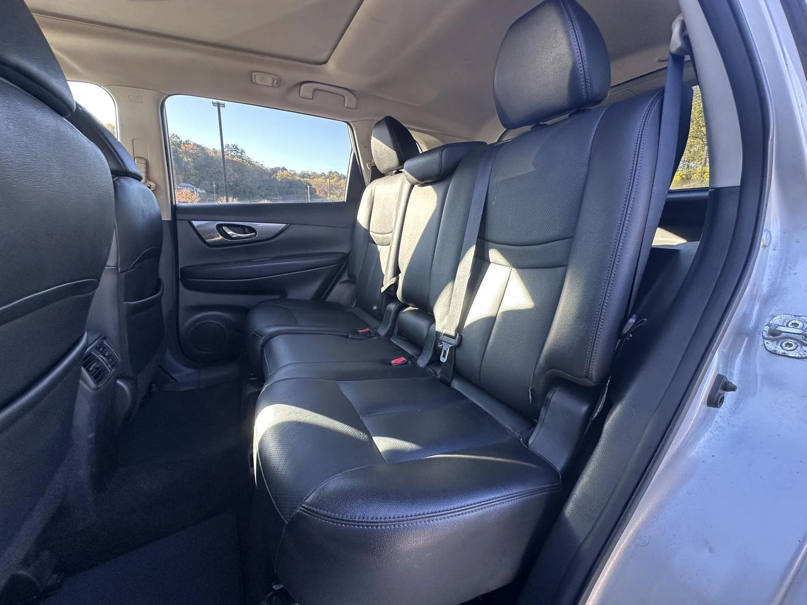 Used 2016 Brilliant Silver Nissan SL image 11