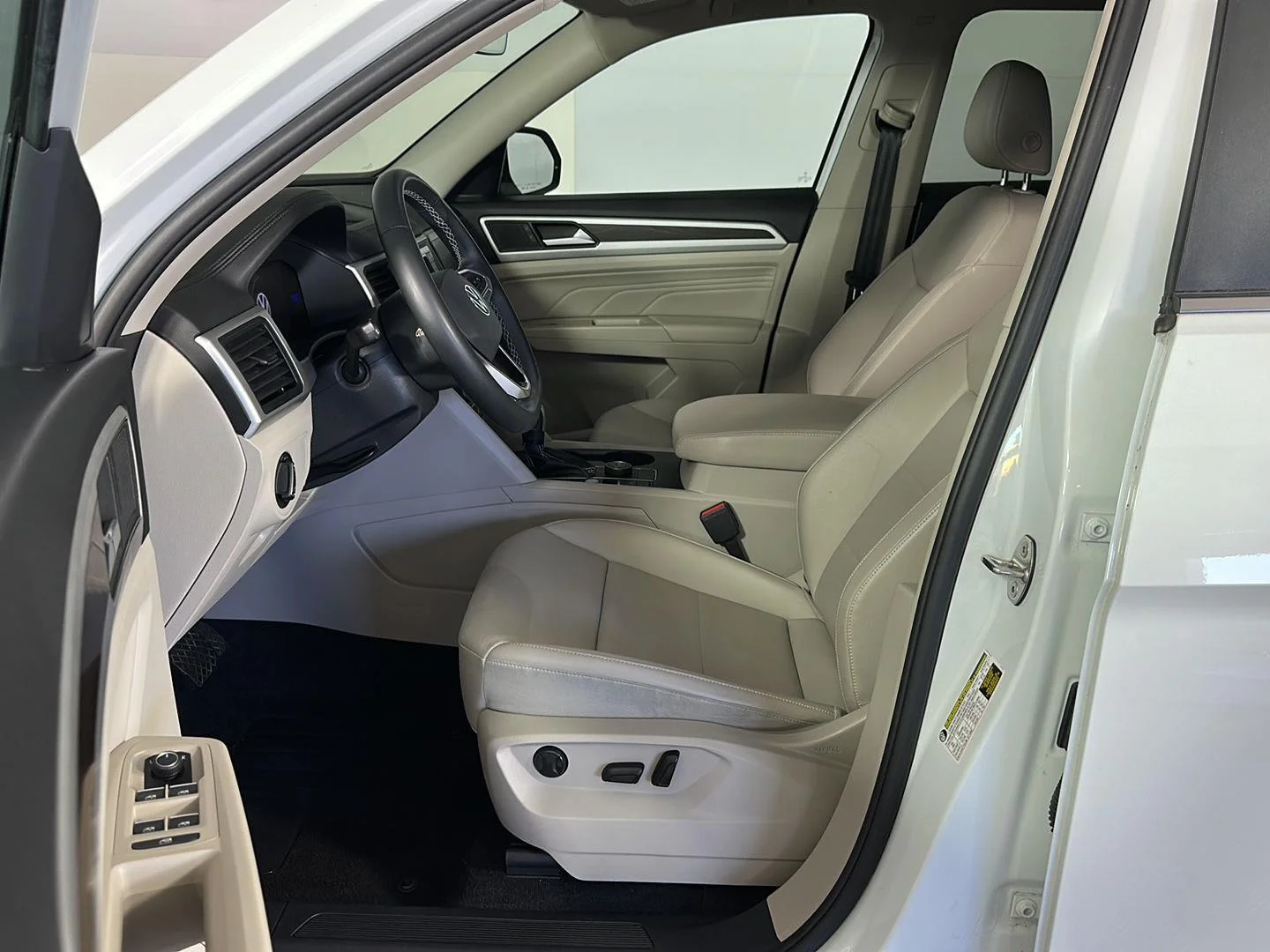 Used 2022 Pure White Volkswagen 2.0T SE image 5