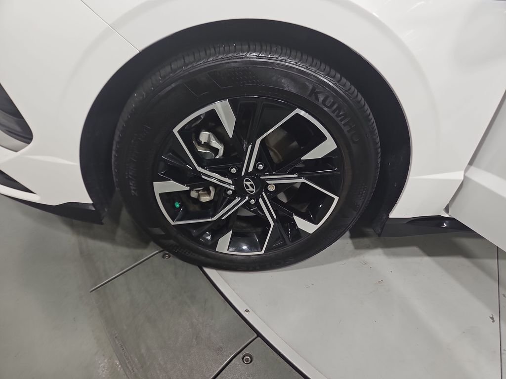 Used 2025 White Hyundai SEL image 27