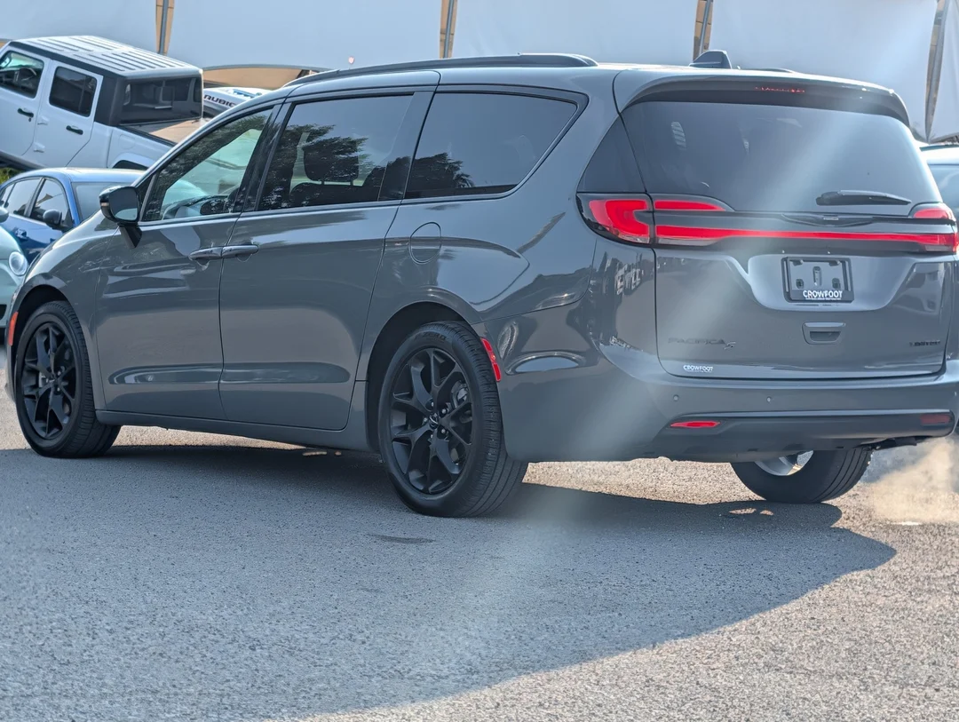 Used 2025 Grey Chrysler Limited - - FWD - Nappa Leather - Full Sunroof - Blind Spot & More! image 6