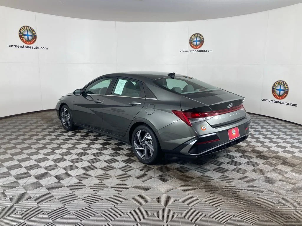 Used 2025 Gray Hyundai SEL Convenience image 21