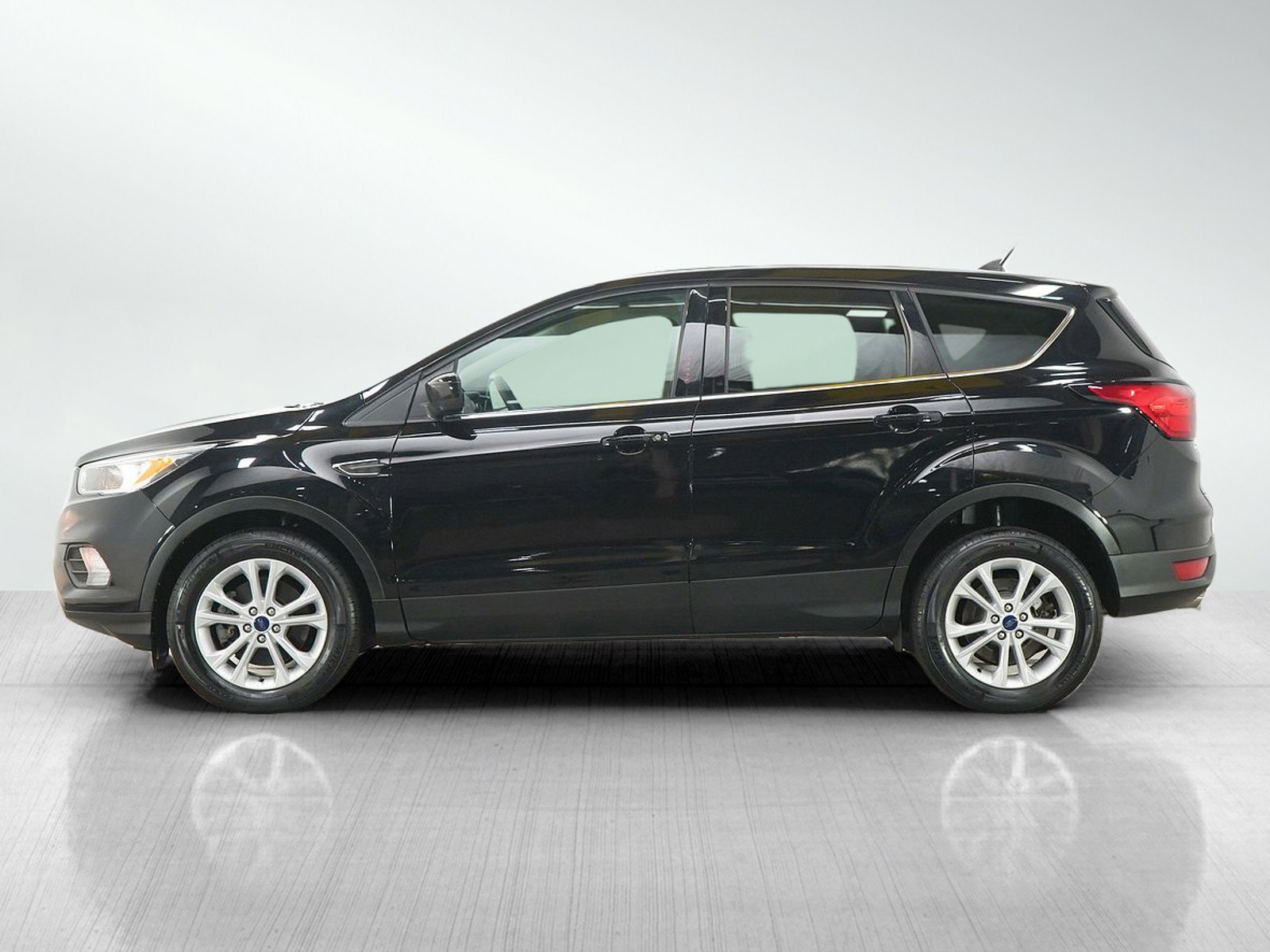 Used 2019 Ford Escape SE with VIN 1FMCU9GD1KUC34119 for sale in Burnsville, Minnesota