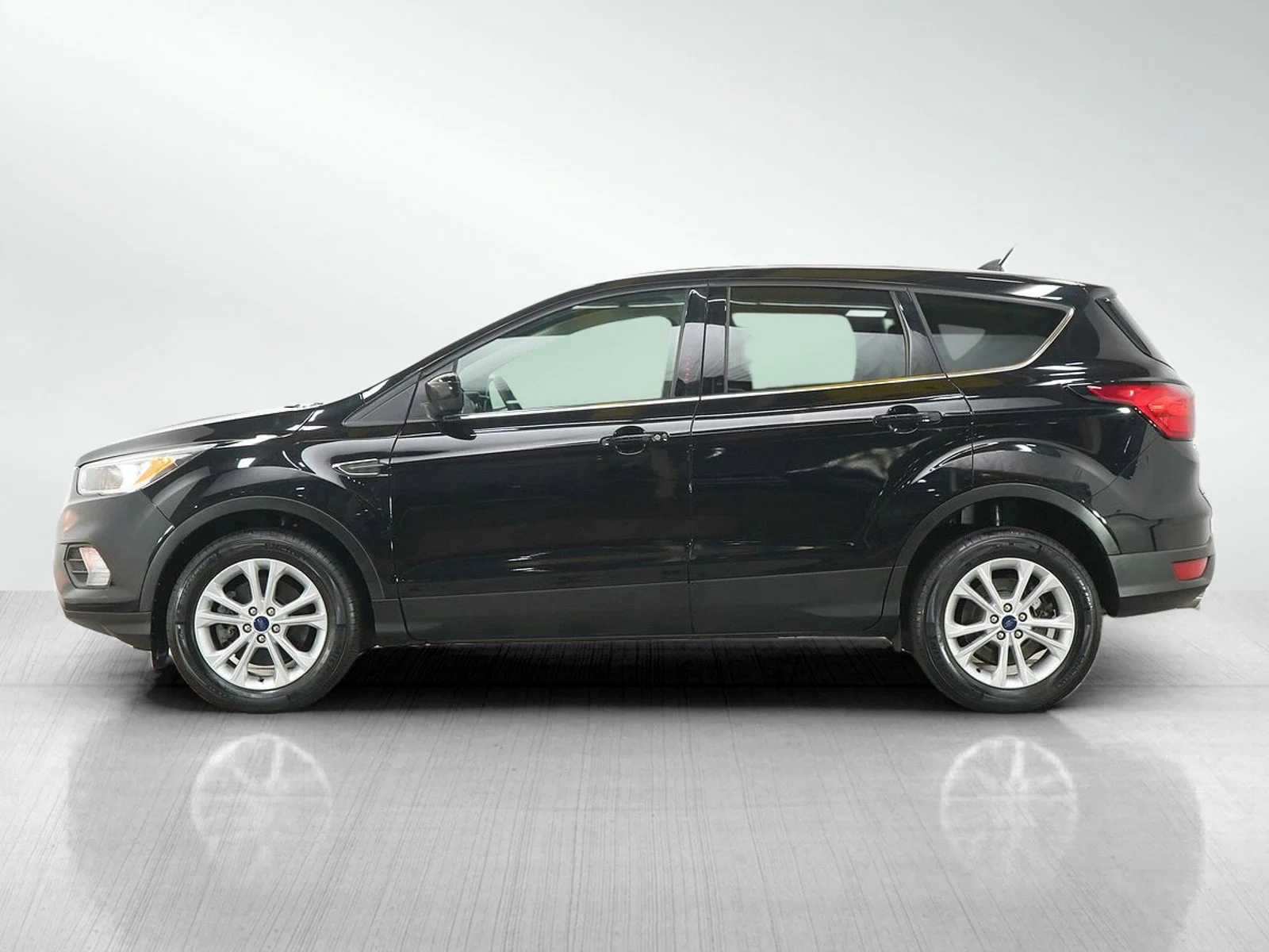 Used 2019 Ford Escape SE with VIN 1FMCU9GD1KUC34119 for sale in Burnsville, Minnesota