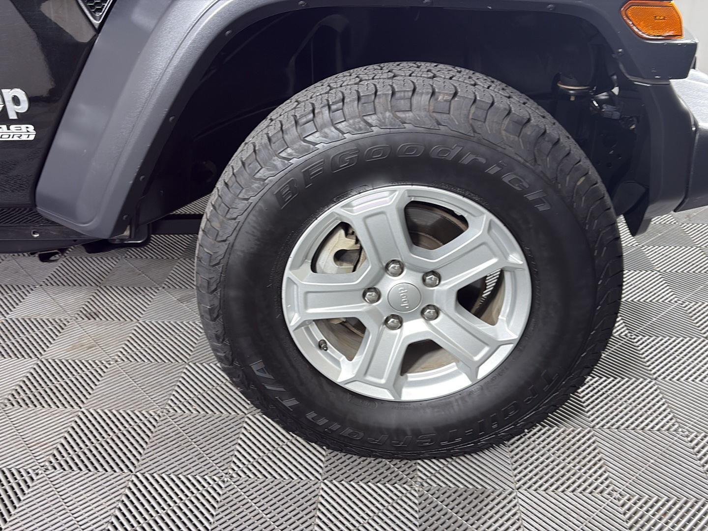 Used 2020 Black Clearcoat Jeep Sport S image 12