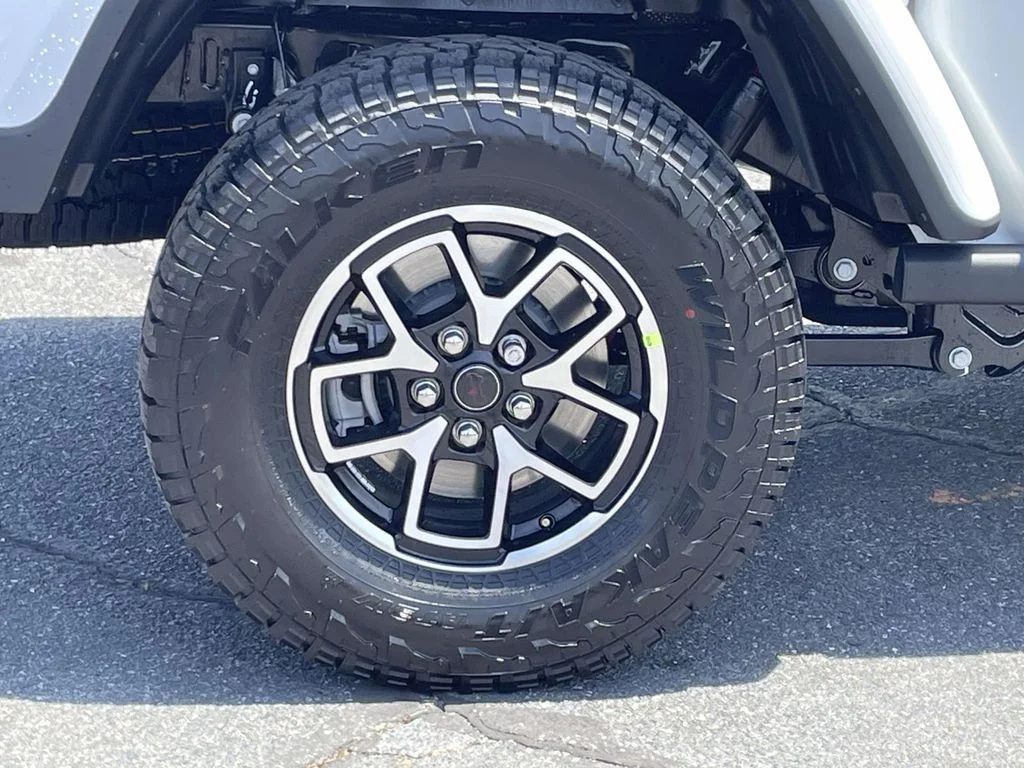 New 2026 Bright White Clear-Coat Exterior Paint Jeep Rubicon X image 13