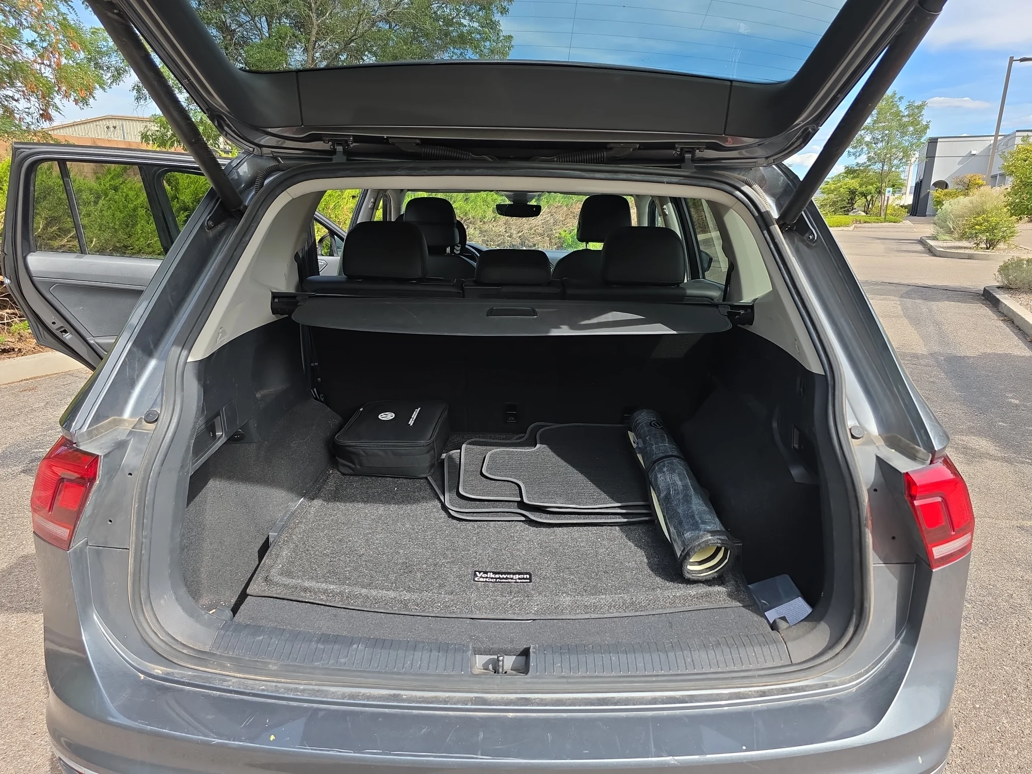 Used 2018 Platinum Gray Metallic Volkswagen SEL Premium image 8